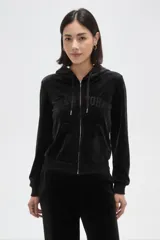 Campera con capucha de terciopelo negro, con cierre frontal completo y bolsillos tipo canguro. Presenta la inscripción 'NEW YORK' bordada en el pecho en el mismo tono.