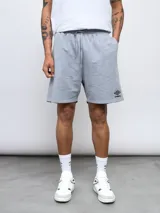 Bermuda de felpa Umbro de color azul, con cintura elástica con cordón de ajuste y bolsillos laterales. Presenta el logo de la marca bordado en blanco en el lateral izquierdo.