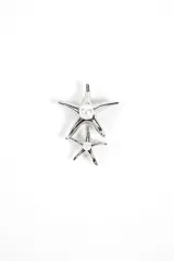 Broche plateado con forma de dos estrellas de mar unidas, con una perla blanca en el centro de cada una.