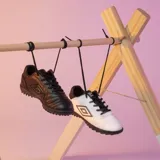 Championes de fútbol 5 Umbro Touch TF, color negro con detalles en naranja.