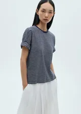 Remera a rayas horizontales azul marino y blancas, de corte recto, manga corta con dobladillo y cuello redondo.