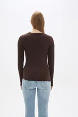 Remera azul marino de lyocell, de manga larga, corte ajustado y cuello redondo.