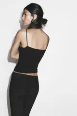 Top de escote cuadrado con tirantes finos y bajo recto.