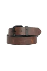 Cinturón reversible de cuero sintético en color marrón con efecto desgastado, cuenta con hebilla metálica en color negro mate y pasador con logo de la marca grabado.