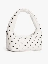 Bolso de hombro blanco con forma curva y correa corta. El cuerpo del bolso está decorado con tachuelas metálicas redondas plateadas. Posee cierre superior con cremallera.