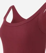 Musculosa de rib en color verde militar, con escote en U y diseño ajustado.