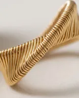 Anillo de bronce con acabado dorado, diseño entrelazado de líneas finas y textura acanalada.
