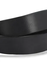 Cinturón de cuero negro con hebilla, pasador y puntera metálicos en color plata envejecida, decorados con grabados florales de estilo western.