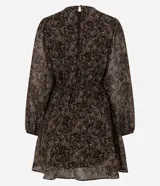 Vestido corto de chiffon con estampado paisley en tonos marrones y detalles metalizados dorados. Presenta mangas largas con puños elásticos, cuello redondo y falda con caída fluida.