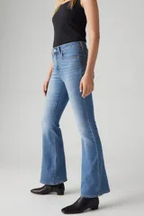 Jeans de mujer Levi's 726 Hi Rise Flare Eternal Mid, de tiro alto y corte flare, en color azul claro.