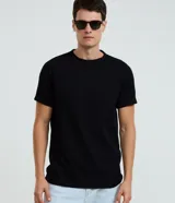 Remera de media malla verde militar con cuello redondo y mangas cortas, de corte clásico.