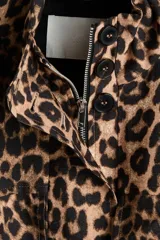 Campera corta de mezcla de viscosa con estampado de leopardo, corte holgado, cuello chimenea, cierre frontal con solapa y botones, bolsillos con solapa en el pecho, mangas voluminosas con puños abotonados y bajo globo.