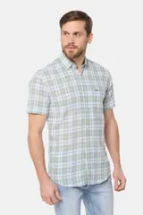 Camisa de manga corta confeccionada en lino, con diseño de cuadros en tonos verdes y blancos, cuello camisero y cierre frontal de botones.