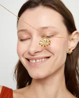 Collar corto de aleación de metales bañado en oro de 18k con dije de ojo turco.