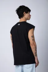 Musculosa de corte holgado con cuello redondo y sisas amplias, confeccionada en algodón de color negro.