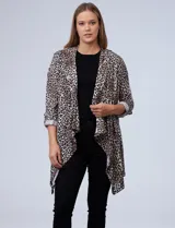 Cardigan abierto con estampado animal print, de mangas 3/4 con presilla y botón para regular el largo.