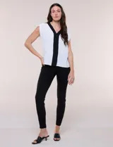 Blusa blanca de corte recto y calce relajado, con escote en V y franja vertical central negra a contraste. Cuenta con mangas cortas tipo cap sleeve.