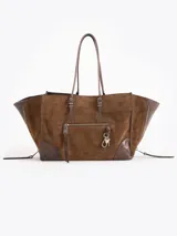 Cartera tote de cuero vacuno y gamuza en color marrón, con diseño estructurado, bolsillos laterales con cierre y detalles de herrajes metálicos.