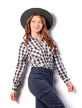 Camisa de manga larga a rayas verticales azules y blancas, confeccionada en algodón.