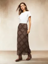 Falda larga de corte recto, color marrón con estampado a cuadros.