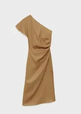 Vestido midi de lino color tostado, con diseño asimétrico de un solo hombro, manga corta y cintura drapeada con abertura lateral en el bajo.