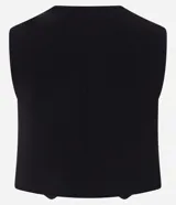 Chaleco slim color marrón, confeccionado en crepé, con escote en V y abotonado frontal.