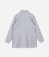 Blazer de corte sastrero color gris claro, con solapas, abotonado doble, forro interno y bolsillos frontales decorativos con solapa.