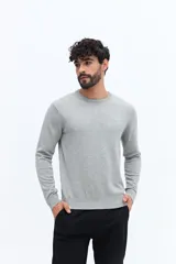 Sweater de punto gris con escote redondo, manga larga y logo bordado en el pecho.