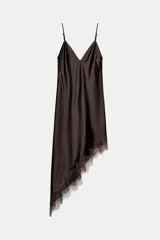 Vestido midi de satén color marrón chocolate, con escote en V, tirantes finos ajustables y bajo asimétrico decorado con encaje a tono.