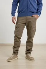 Pantalon cargo de corte recto en color verde militar, confeccionado en sarga de algodón con elastano. Presenta bolsillos laterales con fuelle y tapa, además de bolsillos traseros con cierre de botón.