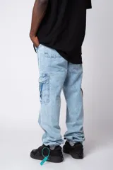 Pantalón cargo de jean con efecto lavado ácido en tono gris. Presenta bolsillos laterales tipo cargo, bolsillos frontales amplios y corte holgado.