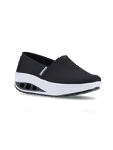 Zapatillas tipo slip-on Hush Puppies modelo Angelo, color negro, confeccionadas en tela canvas con elástico en el empeine para un calce sencillo. Poseen una suela de plataforma con tecnología de amortiguación y plantilla de memory foam de alta densidad.