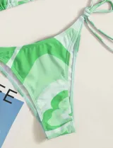 Conjunto de bikini verde con estampado de mariposas y pañuelo a juego.