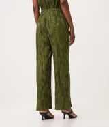 Pantalón wide leg de poliéster color verde militar, con textura plisada y estampado sutil de hojas, cintura elástica y caída fluida.