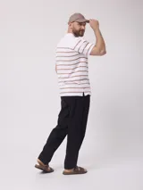 Remera de hombre azul con rayas horizontales blancas, cuello polo y mangas cortas.