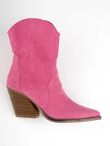 Bota texana corta de gamuza verde con bordado al tono y taco de madera.