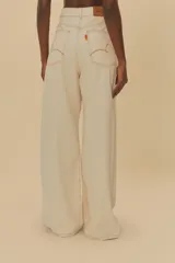 Pantalón color crema de corte amplio, con cintura reversible y costuras a la vista.