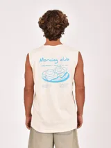 Musculosa sin mangas color azul, con cuello redondo y estampado frontal con texto en negro.