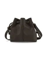 Cartera bandolera de cuero graneado color marrón chocolate, de formato tipo saco con cierre de cordón ajustable y costura decorativa central en relieve. Incluye correa ajustable.