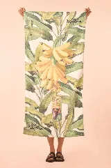 Toalla de playa rectangular con estampado de hojas de banano y racimos de bananas.