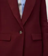 Blazer celeste de viscosa y lino, con cuello inglés, cierre de un botón y solapas.