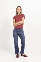 Remera básica de algodón con spandex, de calce cómodo y levemente elastizado. Presenta cuello redondo, mangas cortas y un pequeño bordado minimalista en el centro del pecho.