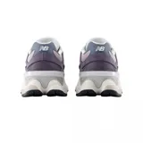 Championes urbanos New Balance modelo 9060, con diseño robusto y futurista en tonos violeta, gris y blanco. Presentan una combinación de materiales en gamuza y malla, con el logo N característico en los laterales y una suela gruesa con tecnología de amortiguación.