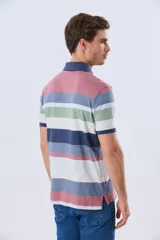 Remera polo de jersey de algodón con diseño de rayas horizontales en tonos azules, celestes, blancos, verdes y amarillos. Cuenta con cuello tipo polo, cierre frontal con botones personalizados y logo bordado en el pecho.