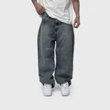 Pantalón de jean con corte baggy y diseño holgado, de color azul con efecto lavado desgastado.
