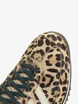 Championes Adidas SL 72 OG de diseño retro, confeccionados con estampado de leopardo y detalles en color blanco crudo, con las icónicas tres tiras laterales y suela dentada de goma.