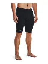 Calza corta deportiva de compresión Under Armour, color negro, con cintura elástica y logo de la marca en degradado multicolor en la pierna derecha. Cuenta con tecnología de tejido SmartForm para un ajuste adaptativo y paneles de malla para mayor transpirabilidad.