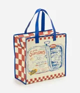 Bolsa de compras amplia de formato rectangular, confeccionada en material plástico resistente. Presenta un diseño a cuadros en tonos blanco y rojo, con asas dobles reforzadas y ribetes en color azul. Cuenta con una gran ilustración frontal estilo ilustración de lata de sardinas y detalles de texto.