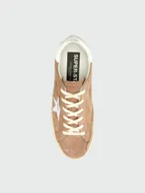 Championes Golden Goose modelo Super Star, color marrón claro de gamuza, con estrella plateada y detalles en blanco.