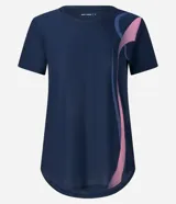 Remera deportiva de manga corta color azul marino con diseño de ondas y detalles estampados en tonos rosados y celestes. Confeccionada en microfibra de poliéster y elastano, de secado rápido y corte entallado.